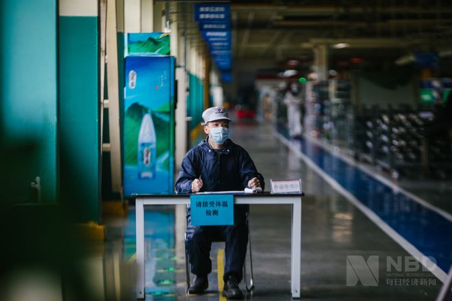 图集bob体育综合入口武汉汽车生产线恢复繁忙 流水线工人两米间距吃午饭